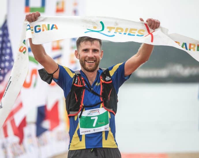 Oleksandr Choban a braccia alzate sul traguardo del Trail Running del Sardegna Tries X