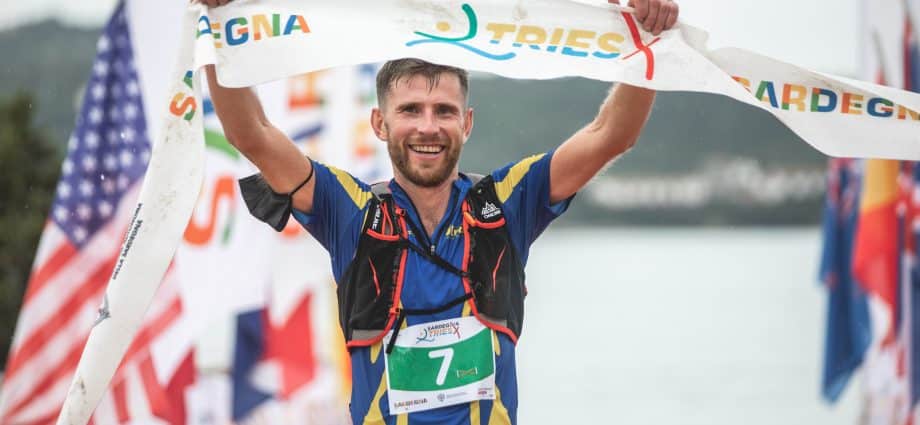 Oleksandr Choban a braccia alzate sul traguardo del Trail Running del Sardegna Tries X