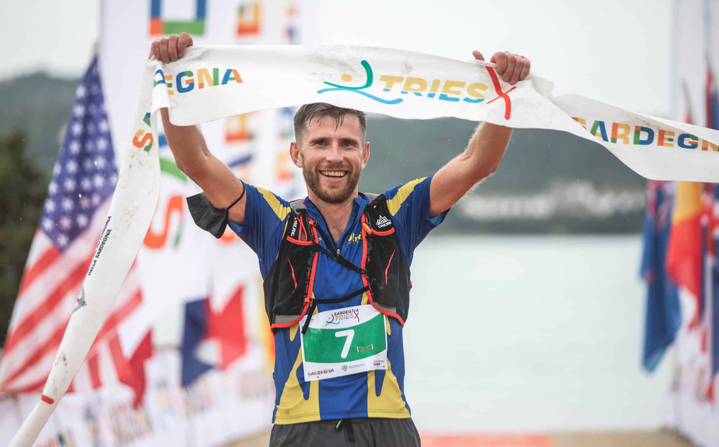 Oleksandr Choban a braccia alzate sul traguardo del Trail Running del Sardegna Tries X