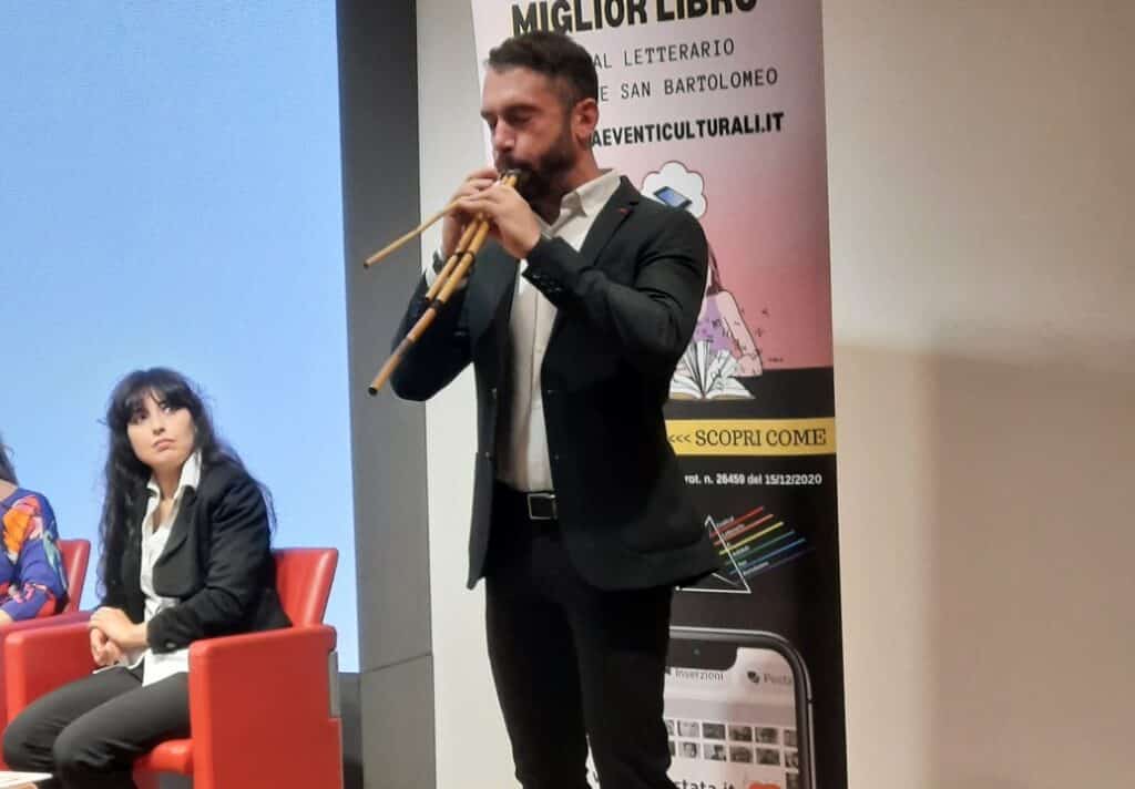 Roberto Tangianu durante la performance musicale