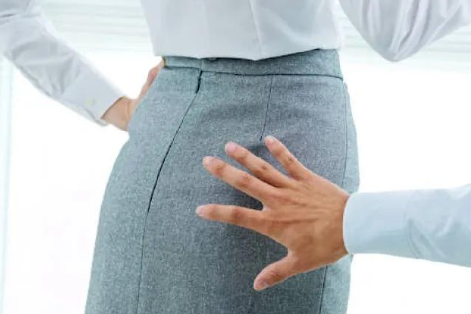  Toccamento dei glutei di una studentessa minorenne: assolto l’operatore scolastico